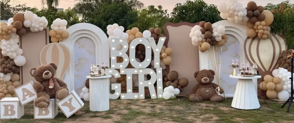 Gender reveal party beige et marron dans un jardin
